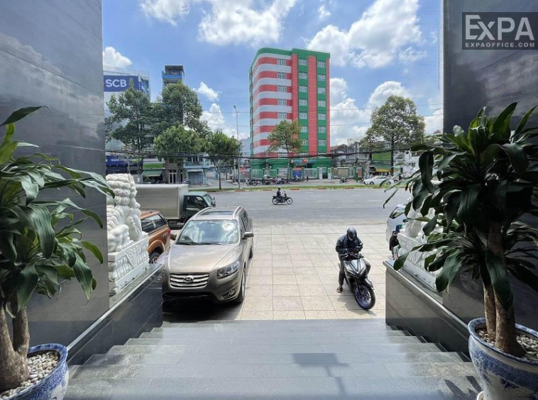 lối vào phía trước tòa nhà SaigonBus Building