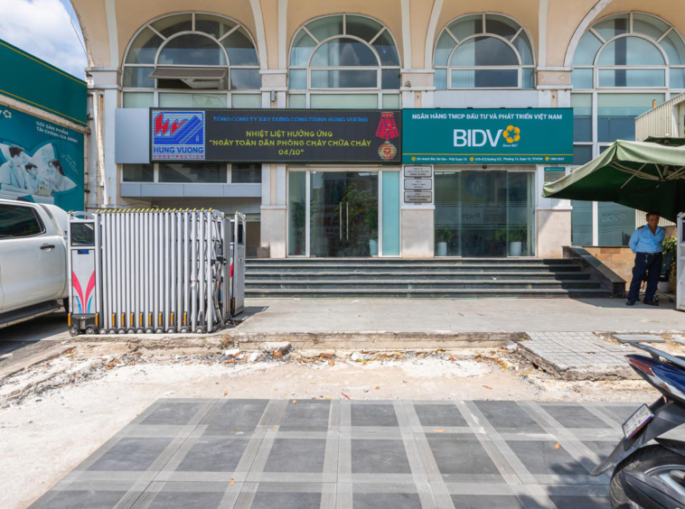 Lối ra vào Hùng Vương Building