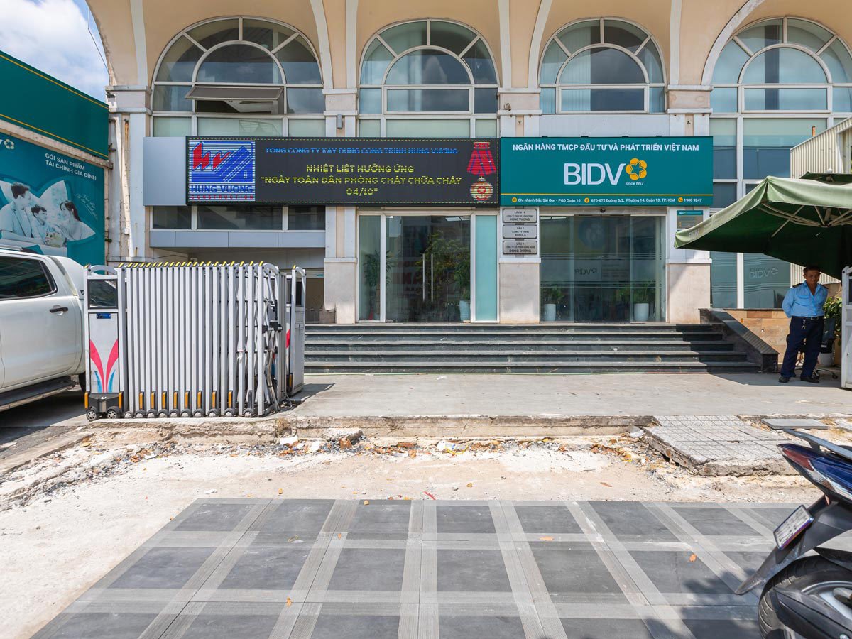 Lối ra vào Hùng Vương Building