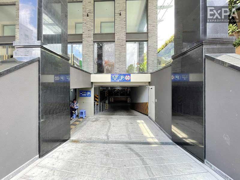 lối xuống hầm xe The Central Thảo Điền