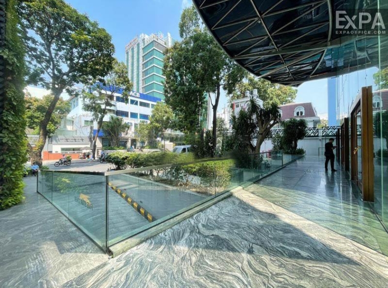 bên ngoài Five Star Tower