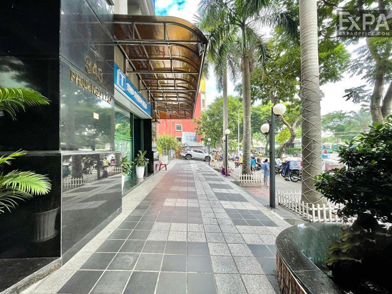 bên ngoài International Plaza