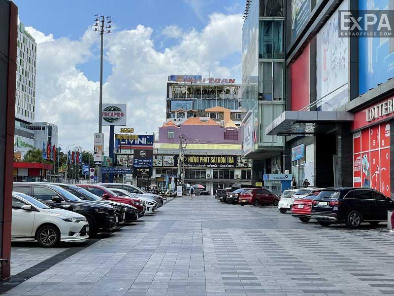 khuôn viên phía trước tòa nhà Pico Plaza