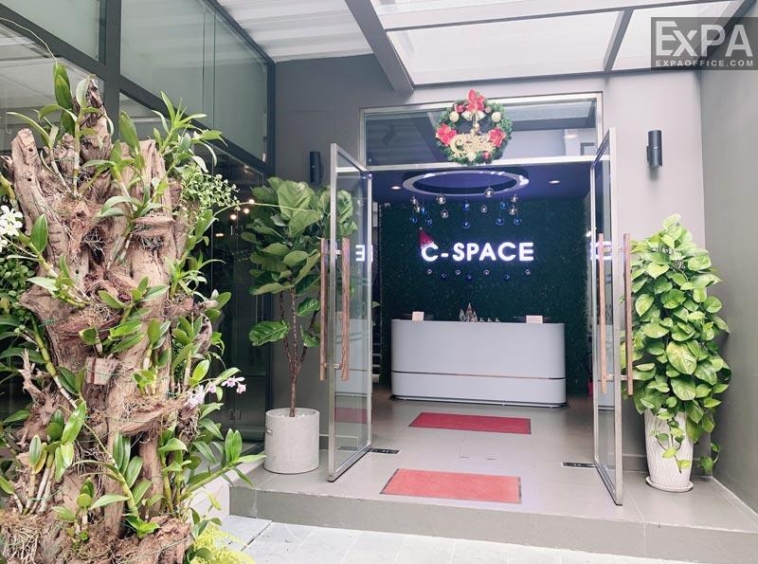 lễ tân C-space Coworking