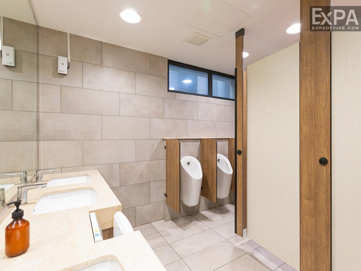 Lim Tower 3 WC