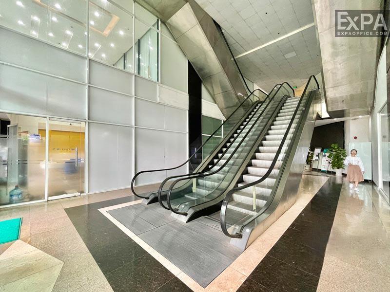 thang cuốn International Plaza