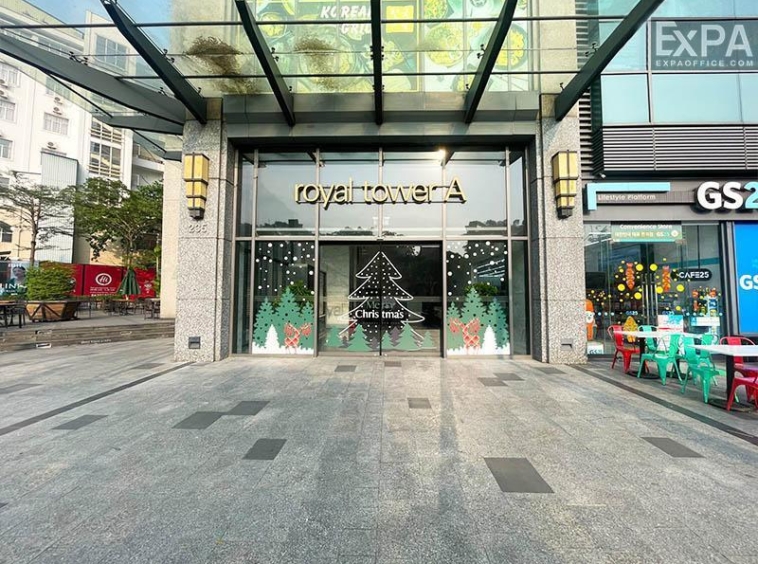 lối ra vào Royal Centre Tower
