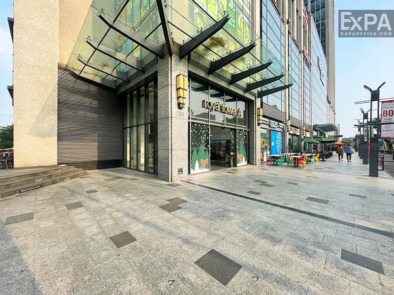 lối ra vào Royal Centre Tower 2