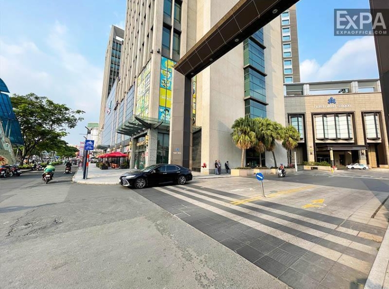 phía trước tòa nhà Royal Centre Tower