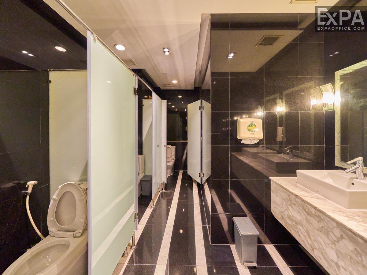wc HD Bank Tower