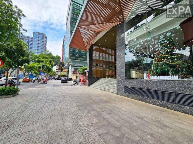 phía trước tòa nhà Anh Minh Tower.