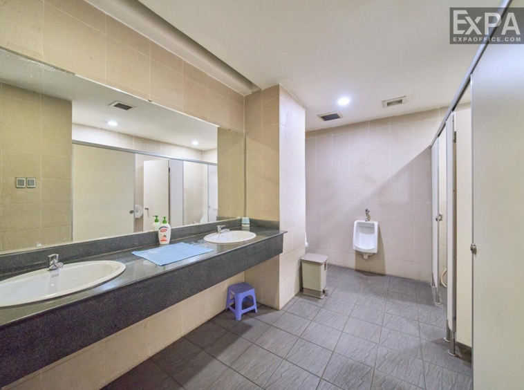 Bao Nhan Dan Building wc