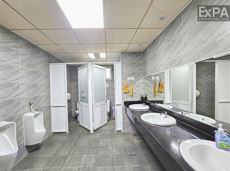 TSA Le Trung Nghia wc