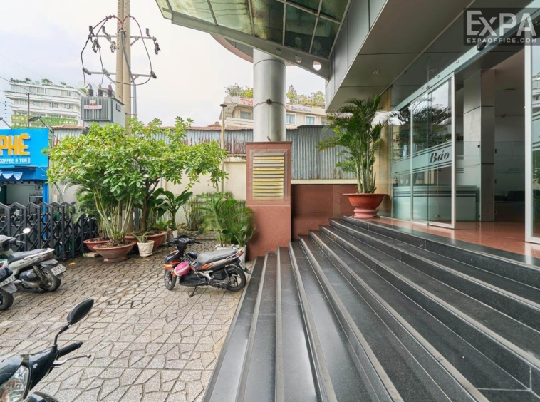 lối ra vào  tòa nhà báo phụ nữ